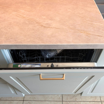 Mobilier de bucătărie NORVINIA, cu fronturi din MDF termoformat, blat din cuarț compozit și mânere metalice aplicate aurii