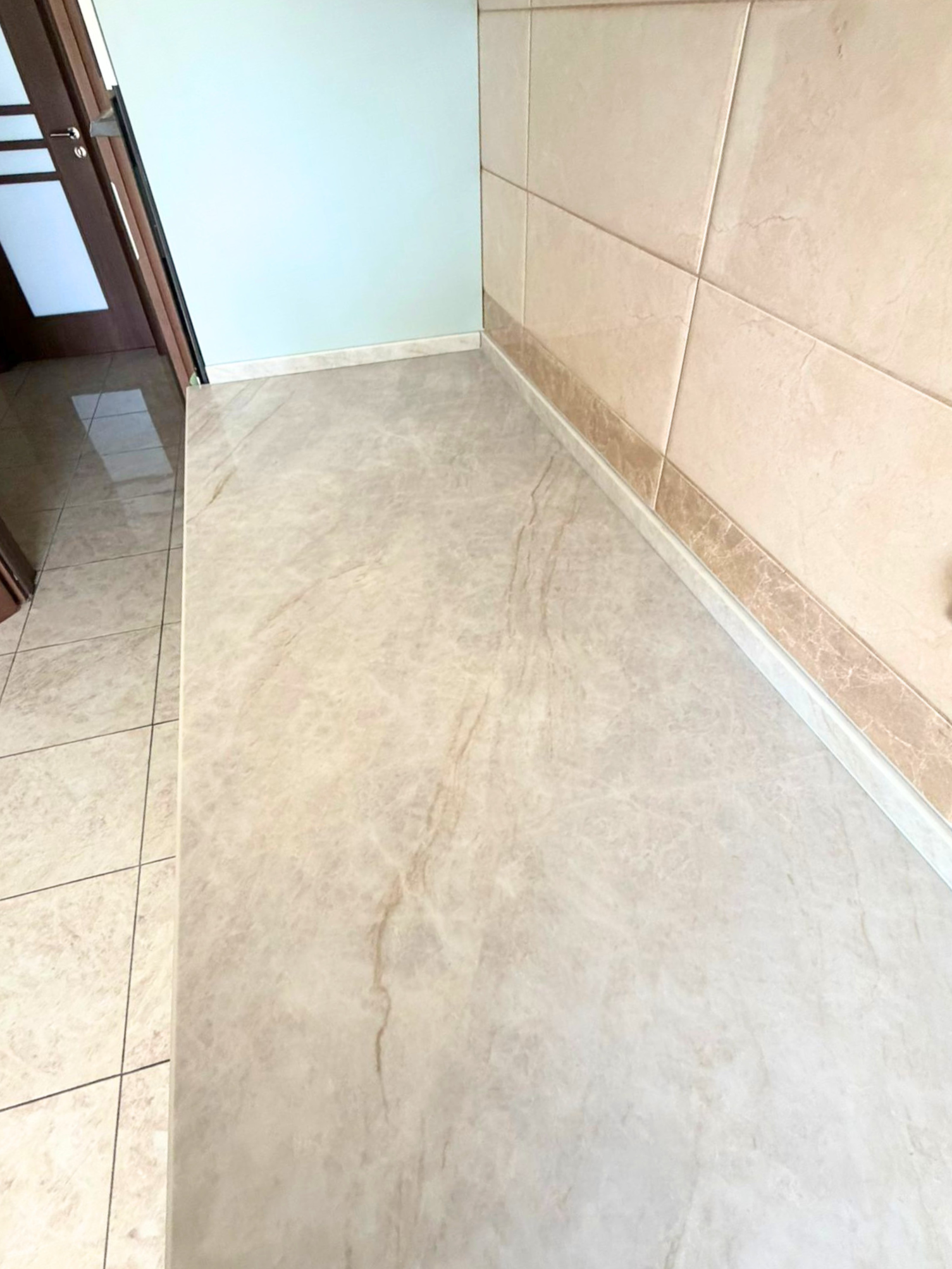 Mobilier de bucătărie NORVINIA, cu fronturi din MDF termoformat, blat din cuarț compozit și mânere metalice aplicate aurii