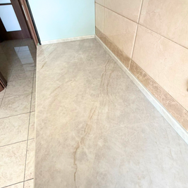 Mobilier de bucătărie NORVINIA, cu fronturi din MDF termoformat, blat din cuarț compozit și mânere metalice aplicate aurii