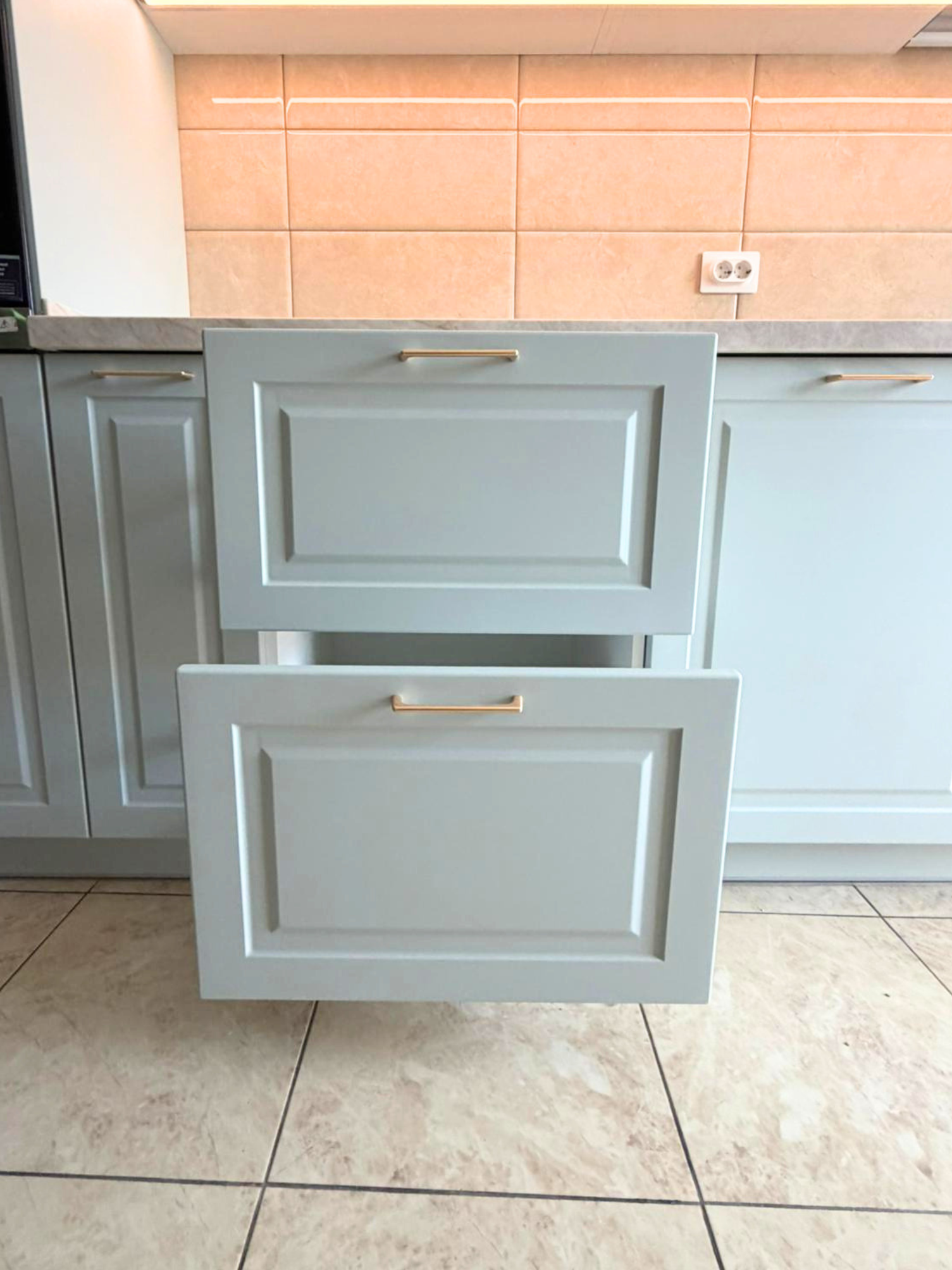 Mobilier de bucătărie NORVINIA, cu fronturi din MDF termoformat, blat din cuarț compozit și mânere metalice aplicate aurii