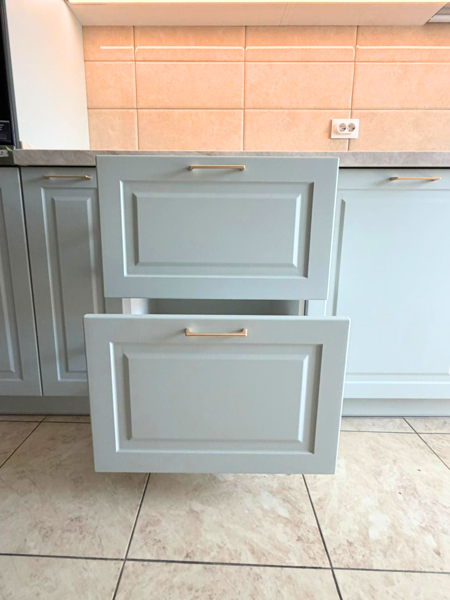 Mobilier de bucătărie NORVINIA, cu fronturi din MDF termoformat, blat din cuarț compozit și mânere metalice aplicate aurii