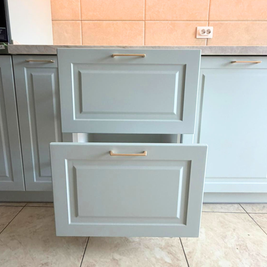 Mobilier de bucătărie NORVINIA, cu fronturi din MDF termoformat, blat din cuarț compozit și mânere metalice aplicate aurii