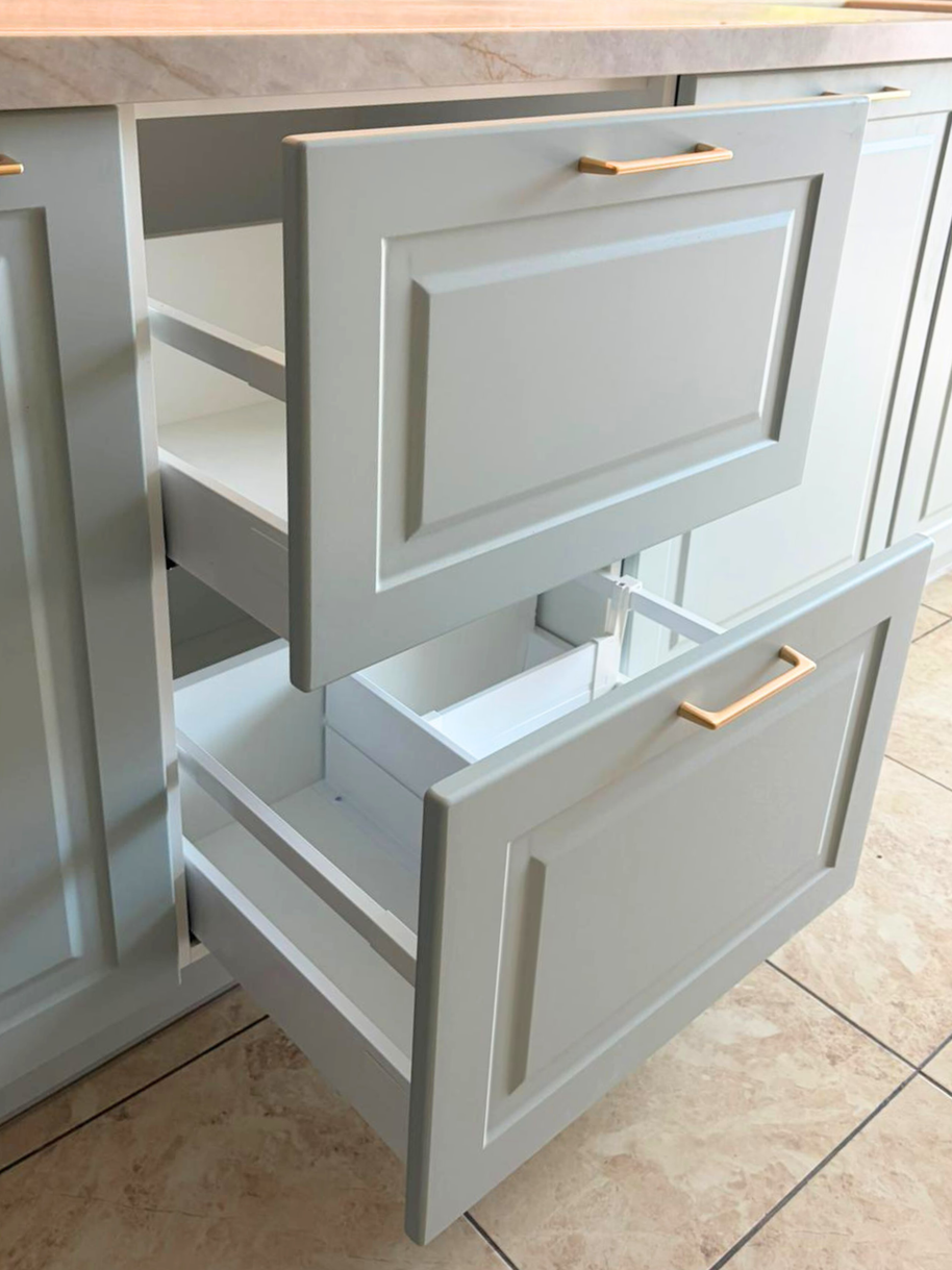 Mobilier de bucătărie NORVINIA, cu fronturi din MDF termoformat, blat din cuarț compozit și mânere metalice aplicate aurii