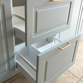 Mobilier de bucătărie NORVINIA, cu fronturi din MDF termoformat, blat din cuarț compozit și mânere metalice aplicate aurii