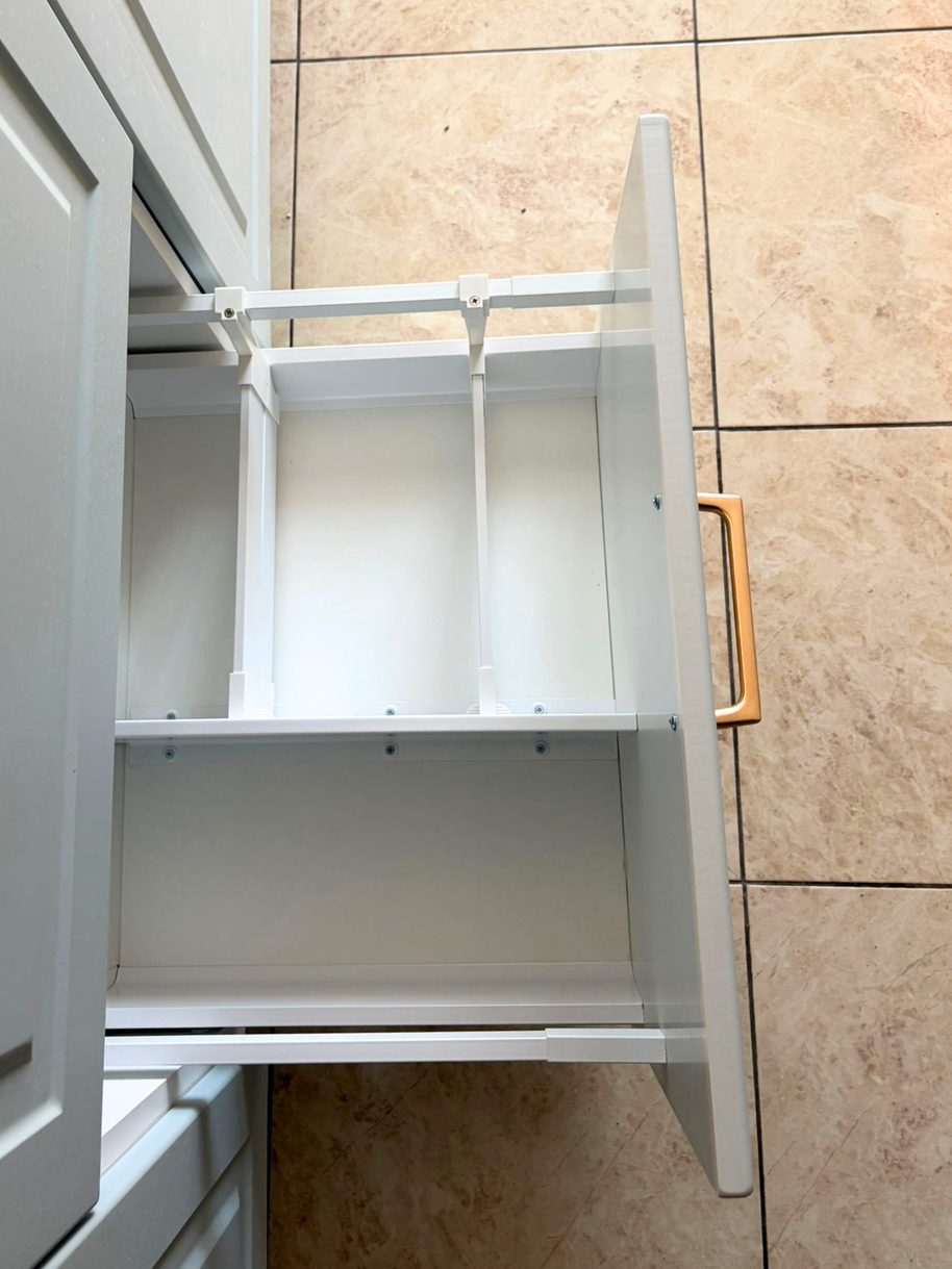 Mobilier de bucătărie NORVINIA, cu fronturi din MDF termoformat, blat din cuarț compozit și mânere metalice aplicate aurii