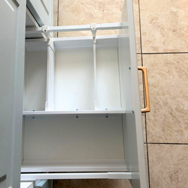 Mobilier de bucătărie NORVINIA, cu fronturi din MDF termoformat, blat din cuarț compozit și mânere metalice aplicate aurii