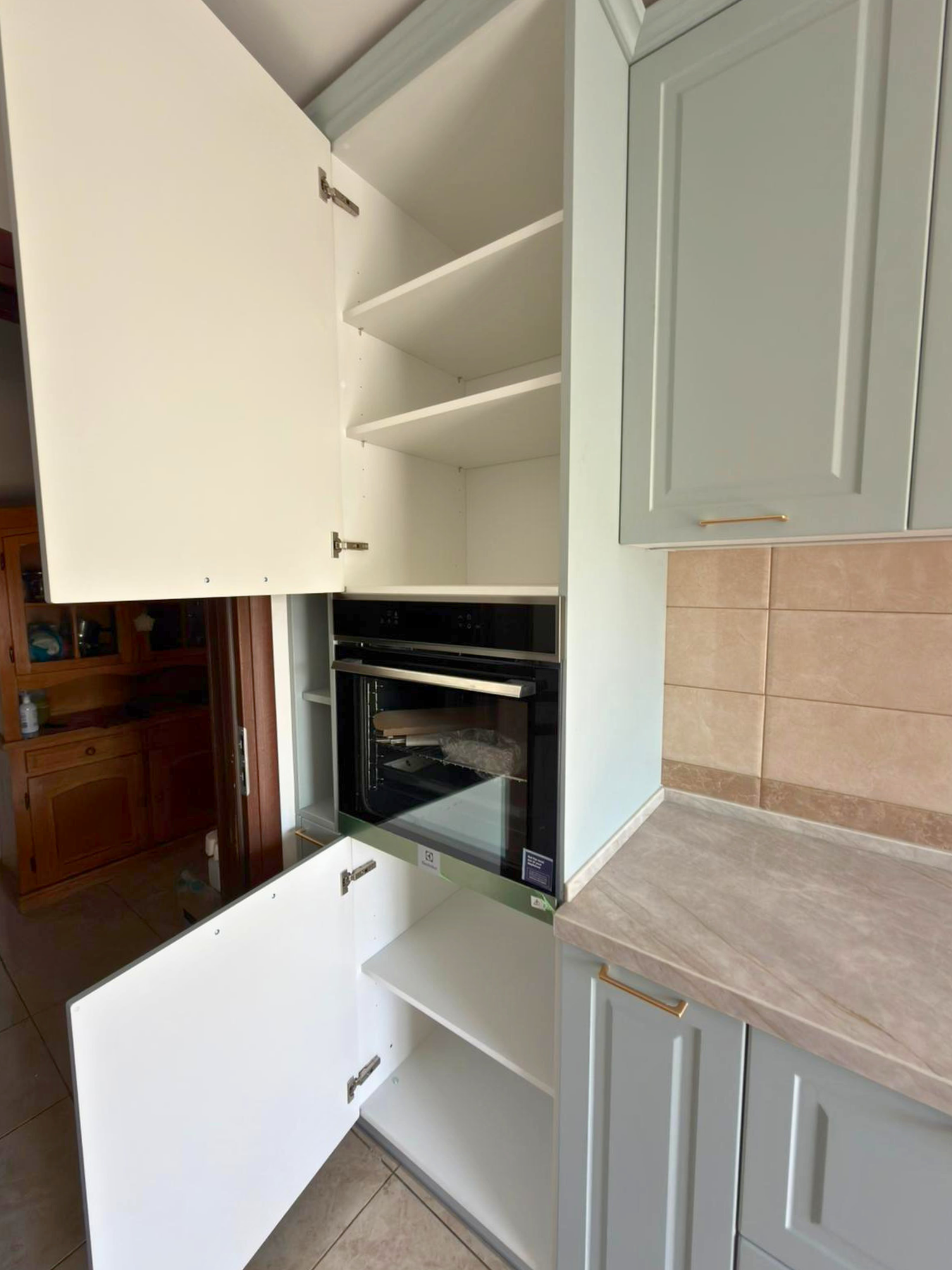 Mobilier de bucătărie NORVINIA, cu fronturi din MDF termoformat, blat din cuarț compozit și mânere metalice aplicate aurii