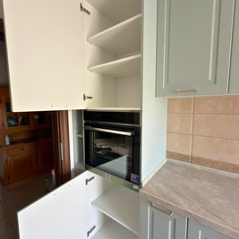 Mobilier de bucătărie NORVINIA, cu fronturi din MDF termoformat, blat din cuarț compozit și mânere metalice aplicate aurii