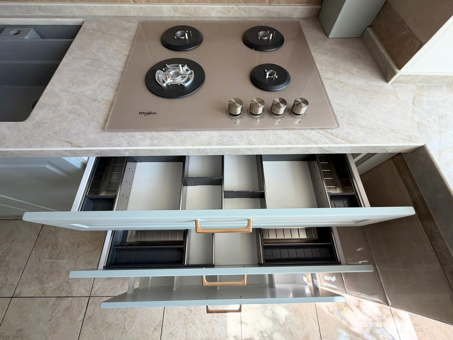 Mobilier de bucătărie NORVINIA, cu fronturi din MDF termoformat, blat din cuarț compozit și mânere metalice aplicate aurii