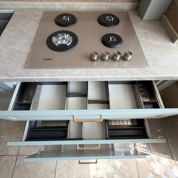 Mobilier de bucătărie NORVINIA, cu fronturi din MDF termoformat, blat din cuarț compozit și mânere metalice aplicate aurii
