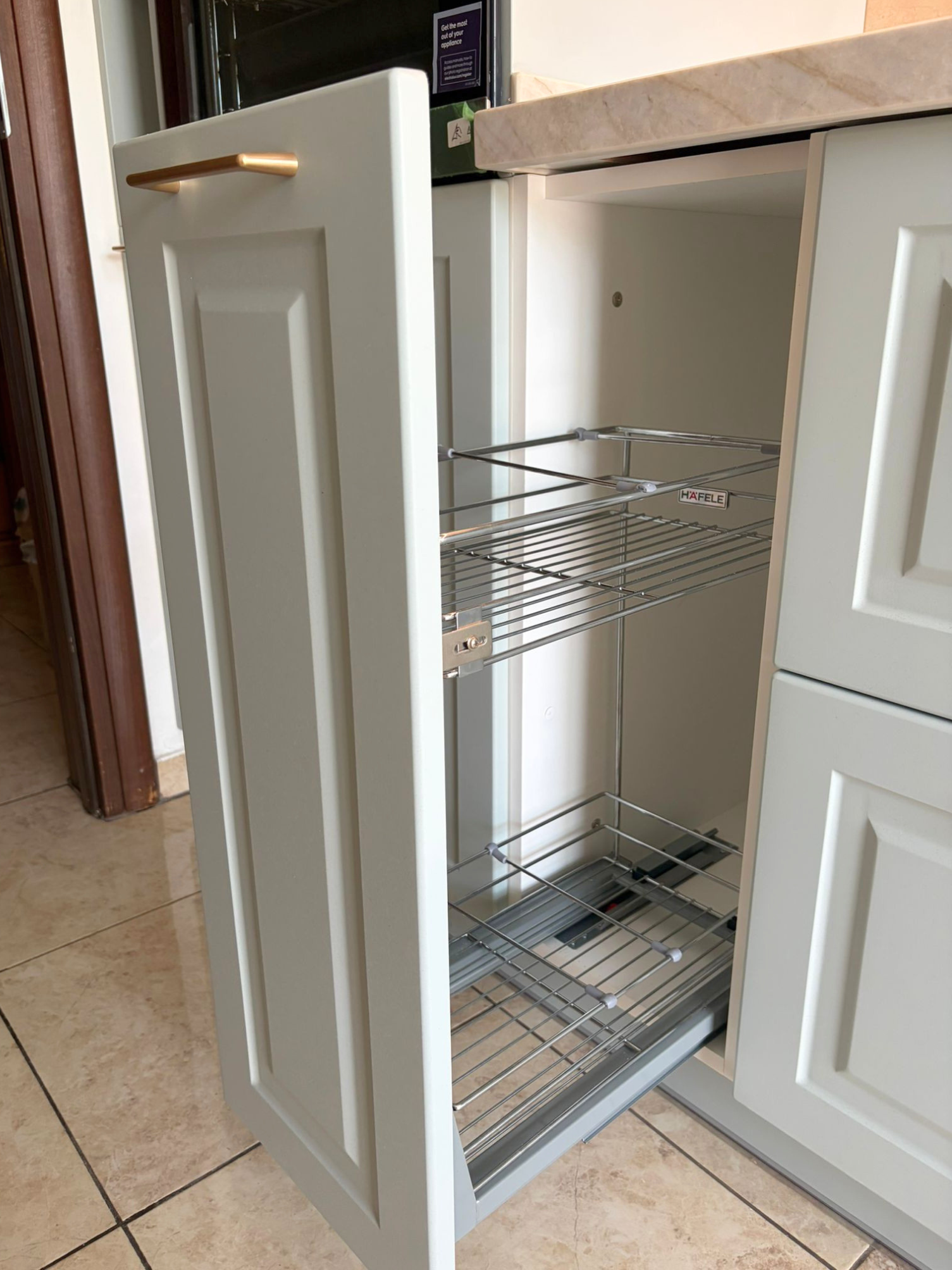Mobilier de bucătărie NORVINIA, cu fronturi din MDF termoformat, blat din cuarț compozit și mânere metalice aplicate aurii