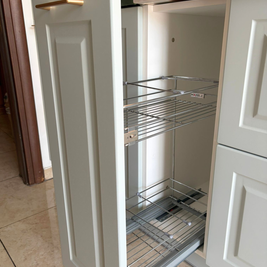 Mobilier de bucătărie NORVINIA, cu fronturi din MDF termoformat, blat din cuarț compozit și mânere metalice aplicate aurii
