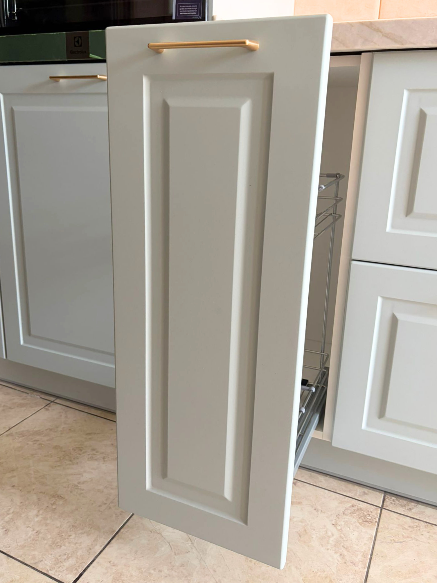 Mobilier de bucătărie NORVINIA, cu fronturi din MDF termoformat, blat din cuarț compozit și mânere metalice aplicate aurii