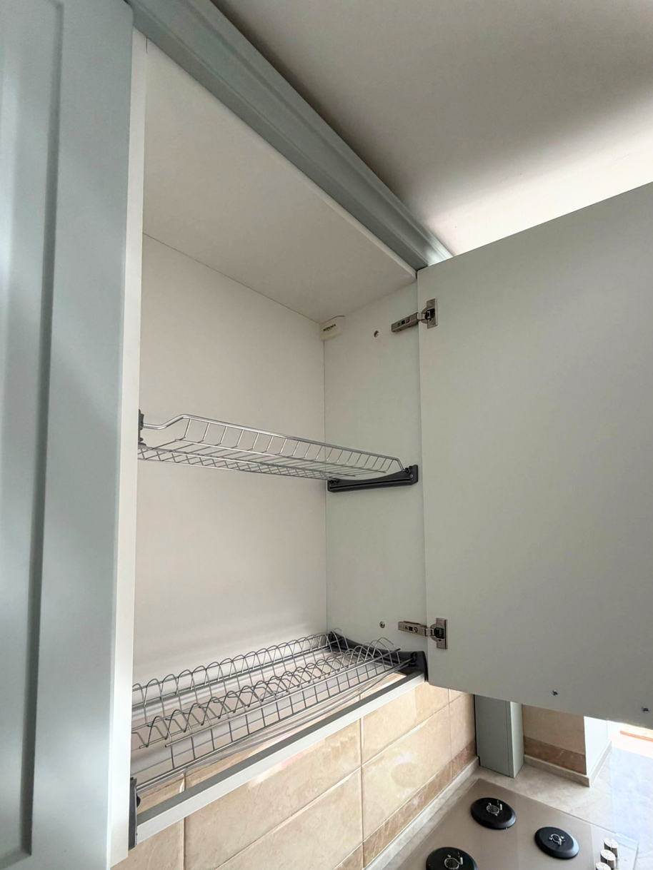 Mobilier de bucătărie NORVINIA, cu fronturi din MDF termoformat, blat din cuarț compozit și mânere metalice aplicate aurii