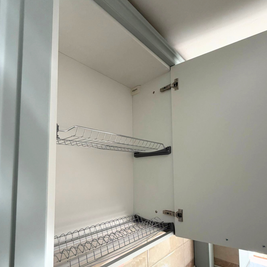 Mobilier de bucătărie NORVINIA, cu fronturi din MDF termoformat, blat din cuarț compozit și mânere metalice aplicate aurii