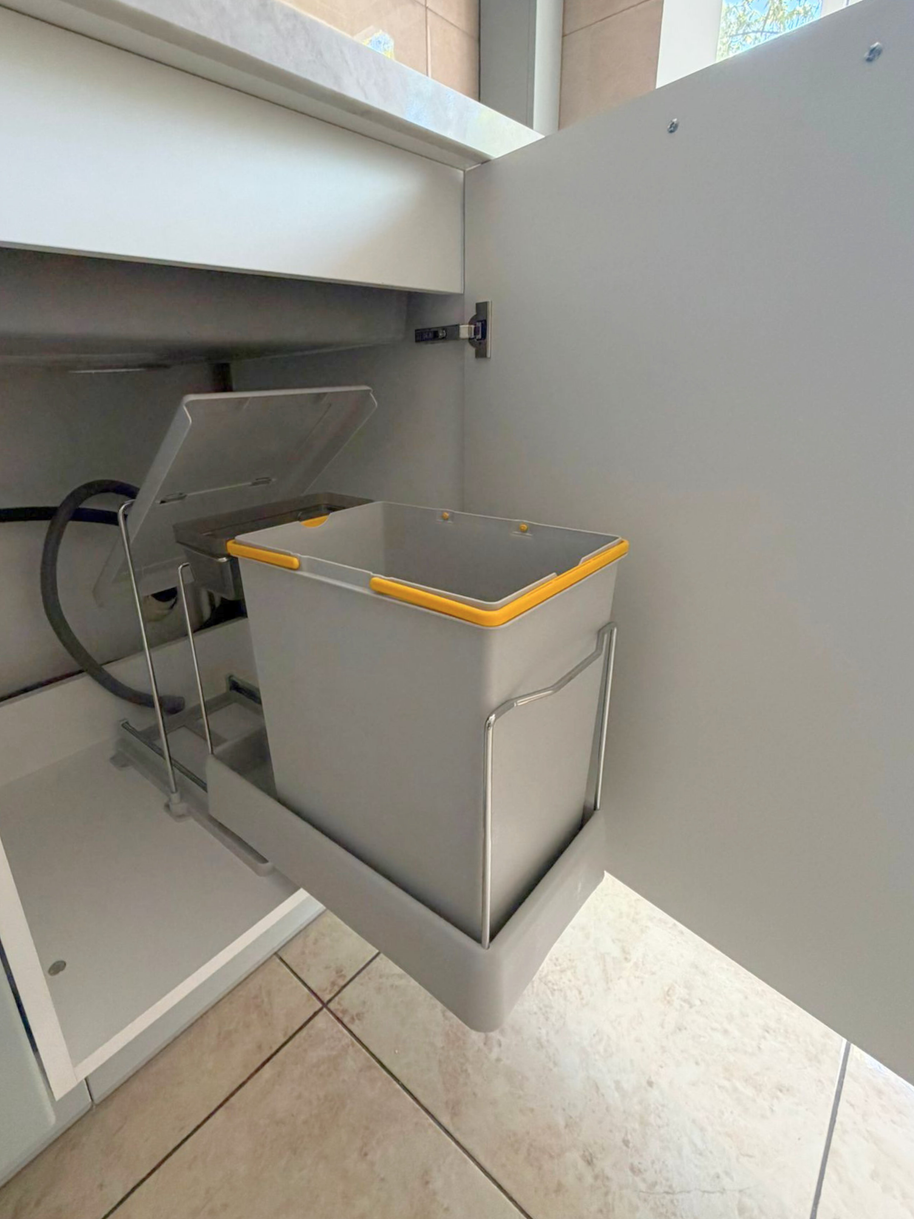 Mobilier de bucătărie NORVINIA, cu fronturi din MDF termoformat, blat din cuarț compozit și mânere metalice aplicate aurii