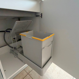 Mobilier de bucătărie NORVINIA, cu fronturi din MDF termoformat, blat din cuarț compozit și mânere metalice aplicate aurii