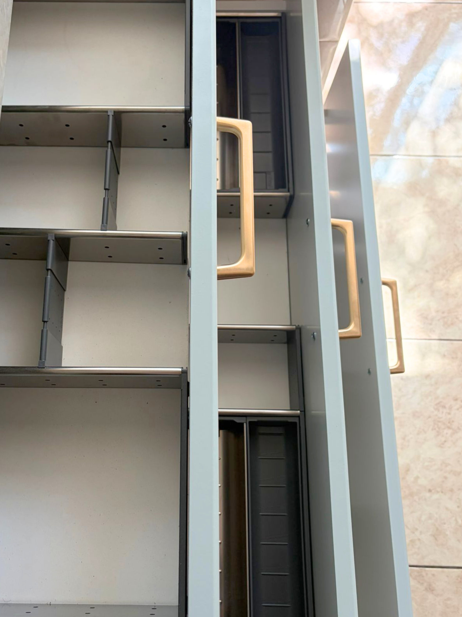 Mobilier de bucătărie NORVINIA, cu fronturi din MDF termoformat, blat din cuarț compozit și mânere metalice aplicate aurii