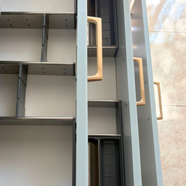 Mobilier de bucătărie NORVINIA, cu fronturi din MDF termoformat, blat din cuarț compozit și mânere metalice aplicate aurii