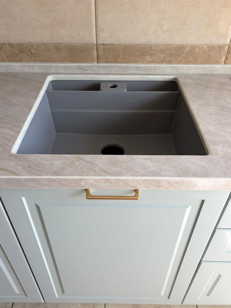Mobilier de bucătărie NORVINIA, cu fronturi din MDF termoformat, blat din cuarț compozit și mânere metalice aplicate aurii