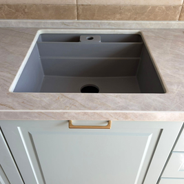 Mobilier de bucătărie NORVINIA, cu fronturi din MDF termoformat, blat din cuarț compozit și mânere metalice aplicate aurii