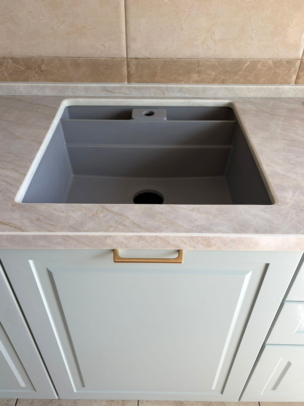 Mobilier de bucătărie NORVINIA, cu fronturi din MDF termoformat, blat din cuarț compozit și mânere metalice aplicate aurii
