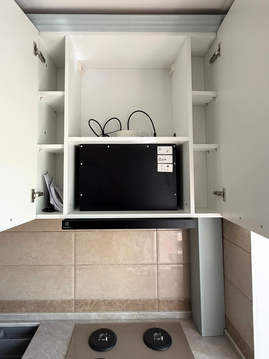 Mobilier de bucătărie NORVINIA, cu fronturi din MDF termoformat, blat din cuarț compozit și mânere metalice aplicate aurii
