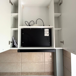 Mobilier de bucătărie NORVINIA, cu fronturi din MDF termoformat, blat din cuarț compozit și mânere metalice aplicate aurii
