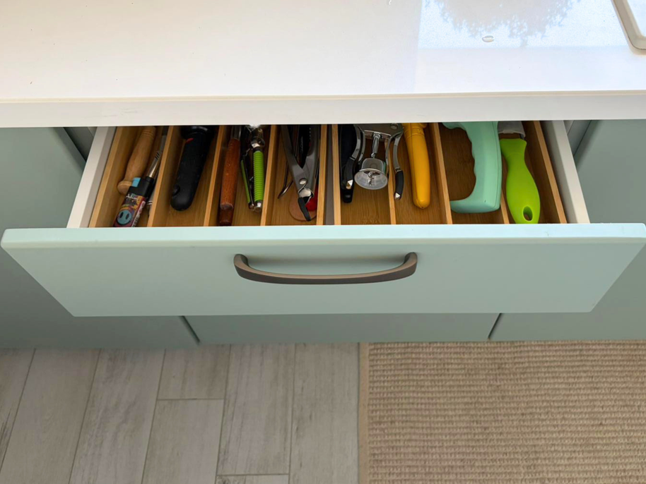 Mobilier de bucătărie NORVINIA, cu fronturi din MDF termoformat, blat din cuarț compozit și mânere metalice aplicate