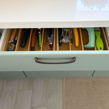 Mobilier de bucătărie NORVINIA, cu fronturi din MDF termoformat, blat din cuarț compozit și mânere metalice aplicate