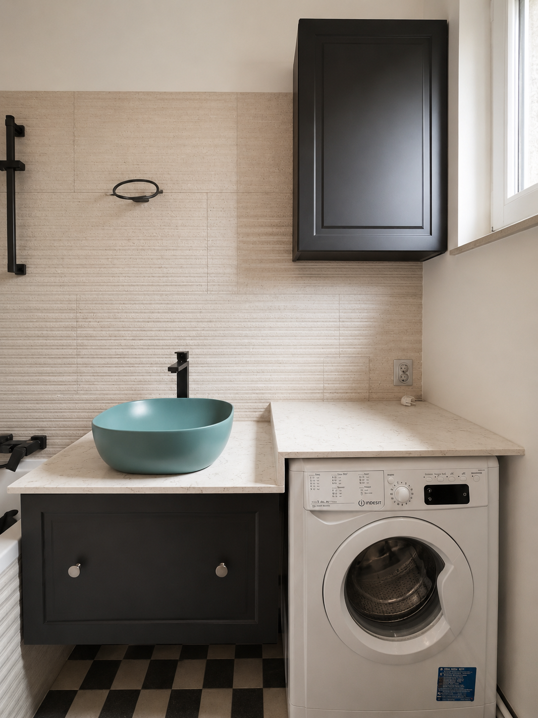 Mobilier pentru baie realizat la comandă de NORVINIA din MDF temoformat cu blat din cuarț compozit