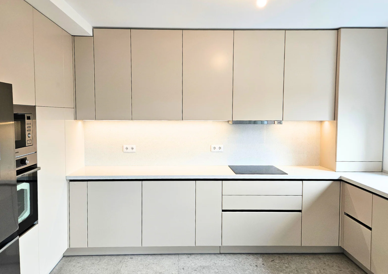 Mobilier pentru bucătărie NORVINIA, cu mânere profil GOLA, cu blat din cuarț compozit și chiuvetă montată sub blat