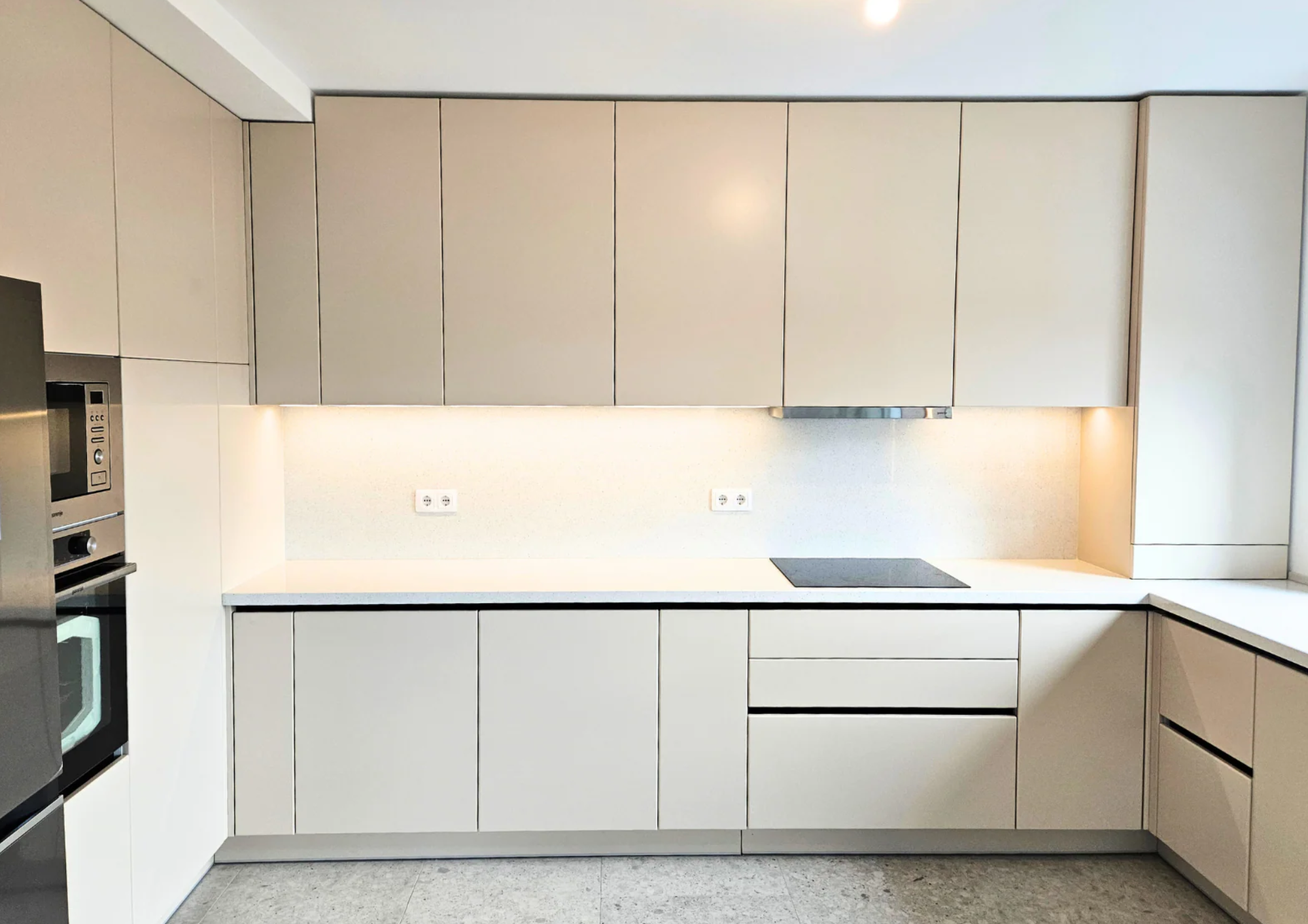 Mobilier pentru bucătărie NORVINIA, cu mânere profil GOLA, cu blat din cuarț compozit și chiuvetă montată sub blat