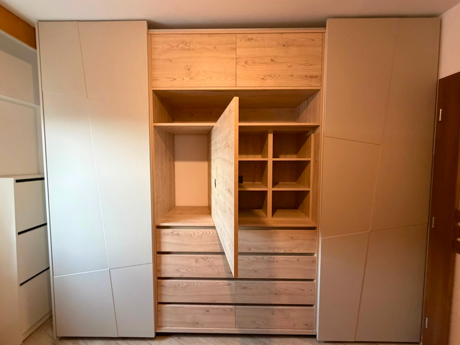 Mobilier la comandă (dulap) pentru dormitor