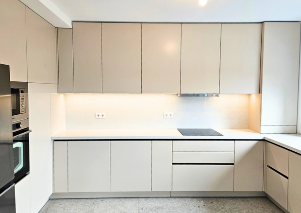 Mobilier pentru bucătărie NORVINIA, cu mânere profil GOLA, cu blat din cuarț compozit și chiuvetă montată sub blat