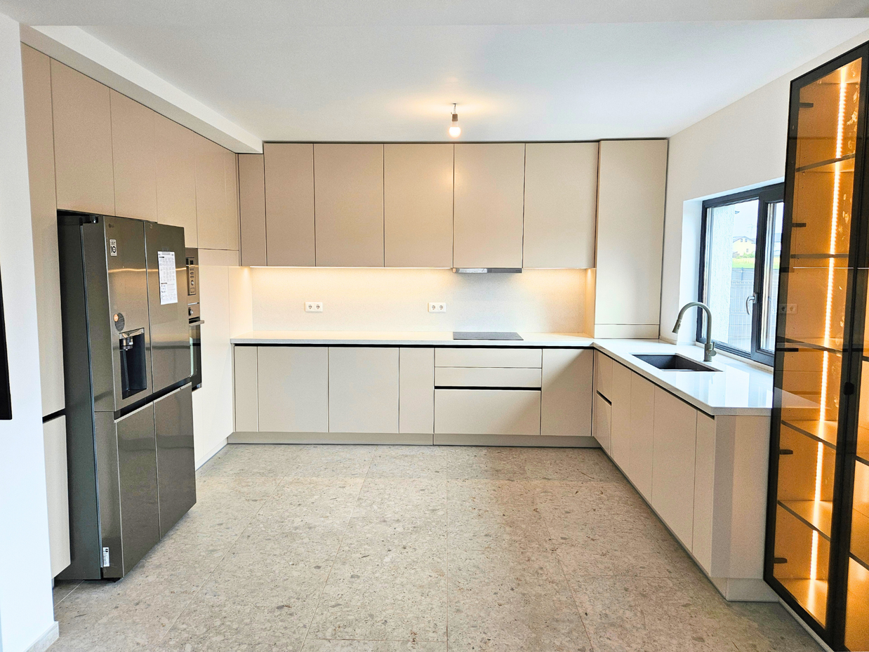 Mobilier pentru bucătărie NORVINIA, cu mânere profil GOLA, cu blat din cuarț compozit și chiuvetă montată sub blat