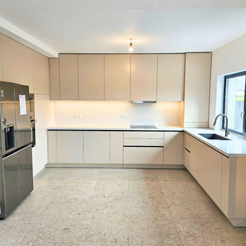 Mobilier pentru bucătărie NORVINIA, cu mânere profil GOLA, cu blat din cuarț compozit și chiuvetă montată sub blat