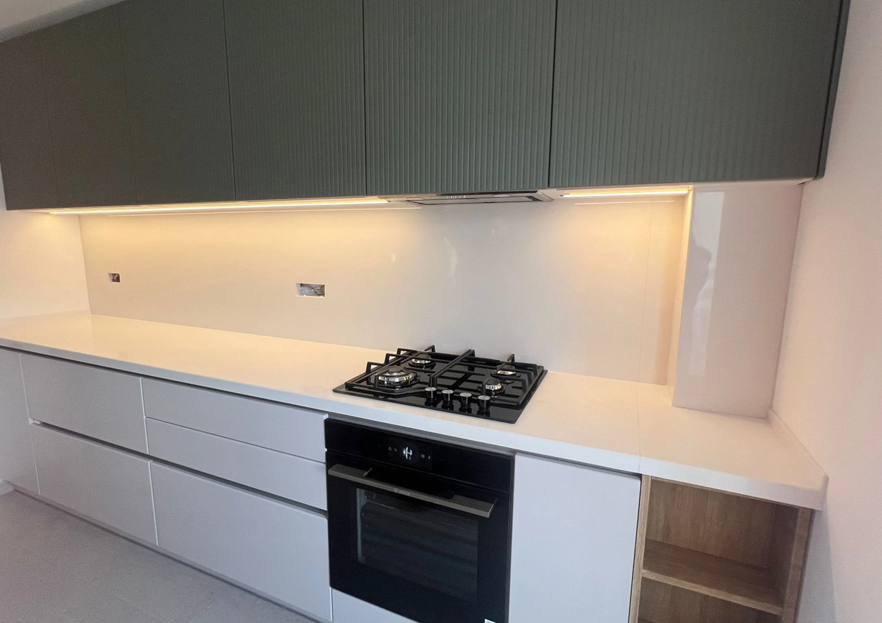 Mobilier bucătărie NORVINIA, cu blat din cuarț compozit