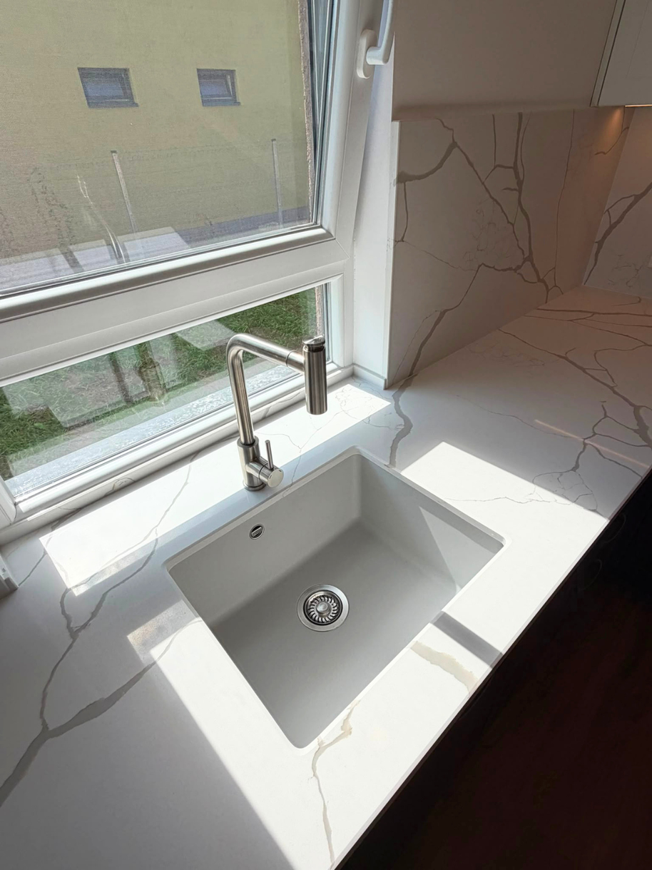 Mobilier din MDF termoformat cu blat din cuarț și mânere metalice aplicate