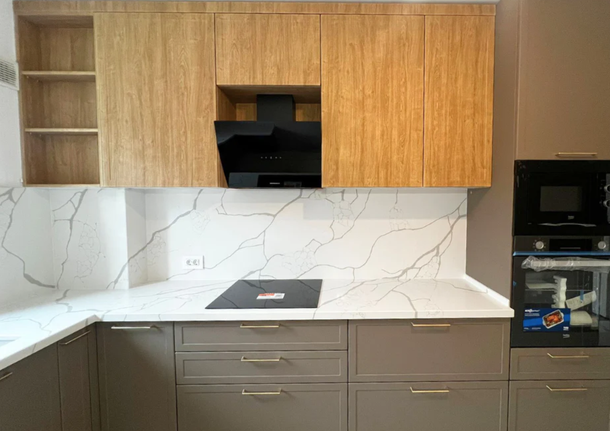 Mobilier bucătărie NORVINIA, cu blat din cuarț compozit și chiuvetă montată sub blat