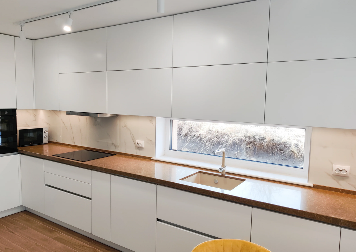 Mobilier de bucătărie NORVINIA din MDF cu blat din cuarț compozit, mânere Gola montate în spatele ușilor