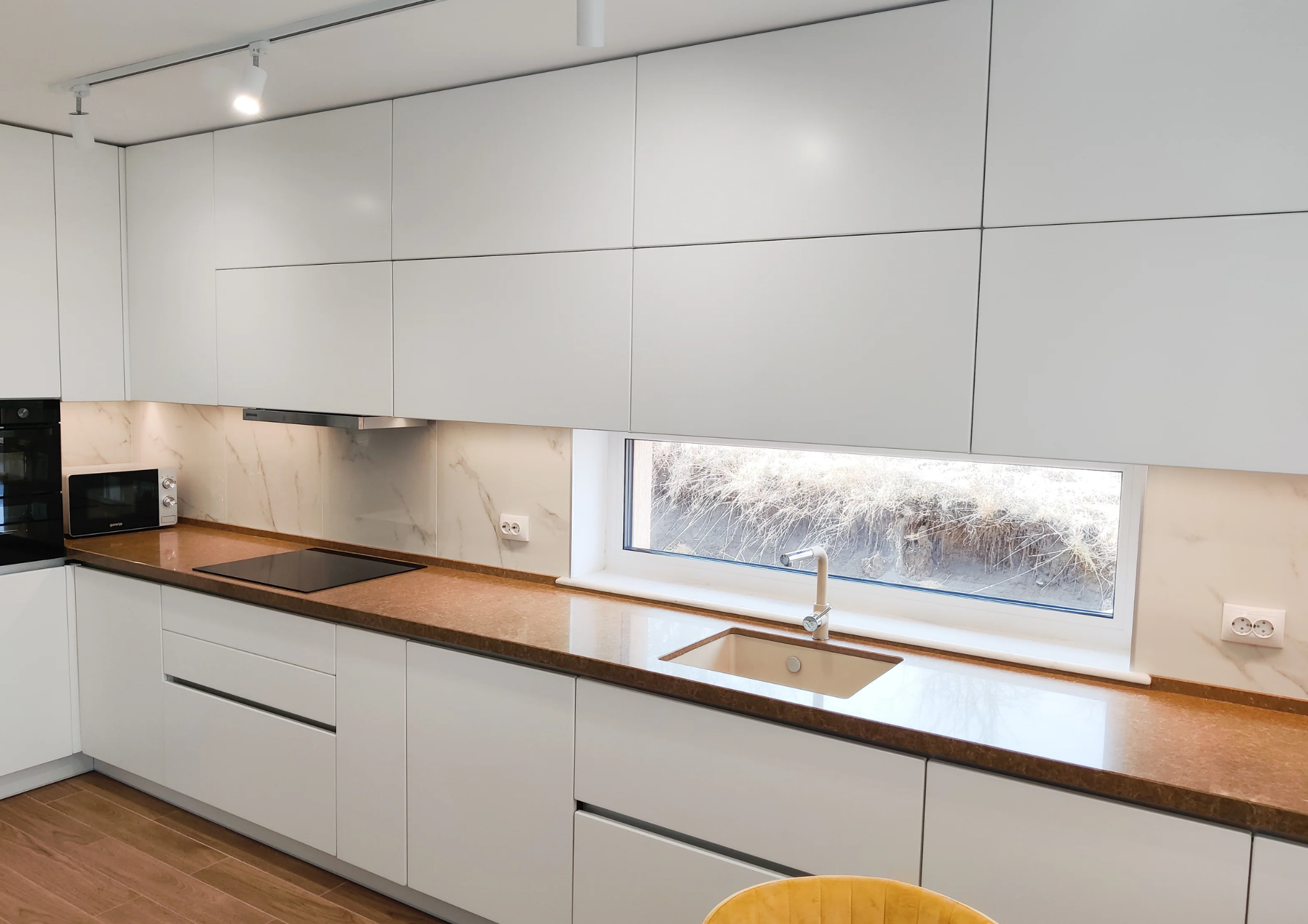 Mobilier de bucătărie NORVINIA din MDF cu blat din cuarț compozit, mânere Gola montate în spatele ușilor