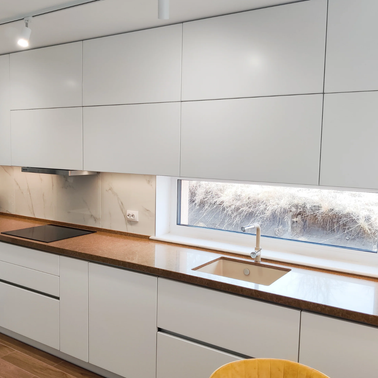 Mobilier de bucătărie NORVINIA din MDF cu blat din cuarț compozit, mânere Gola montate în spatele ușilor