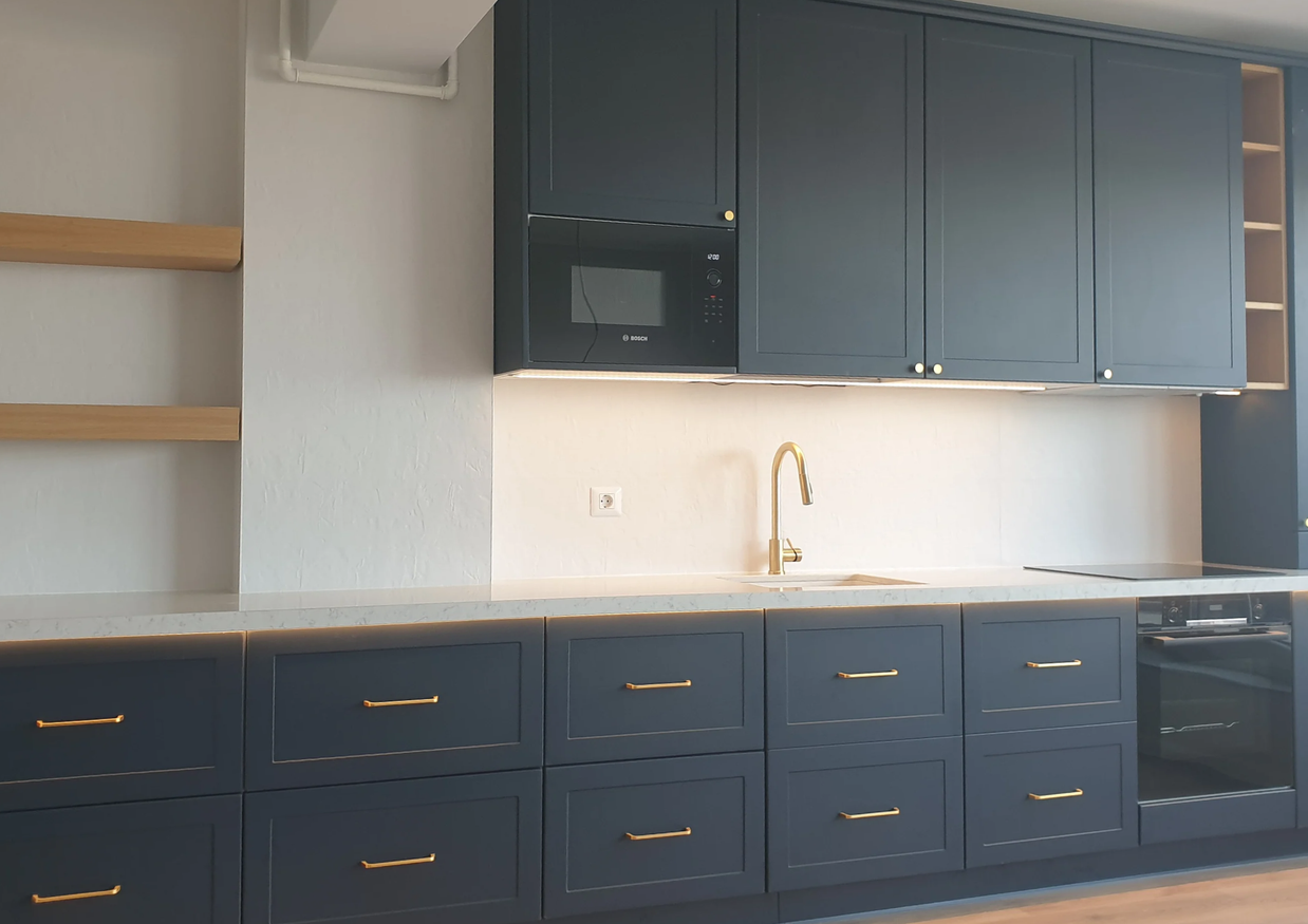 Mobilă de bucătărie NORVINIA cu blat din cuarț compozit și chiuvetă montată sub blat