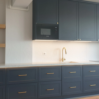 Mobilă de bucătărie NORVINIA cu blat din cuarț compozit și chiuvetă montată sub blat