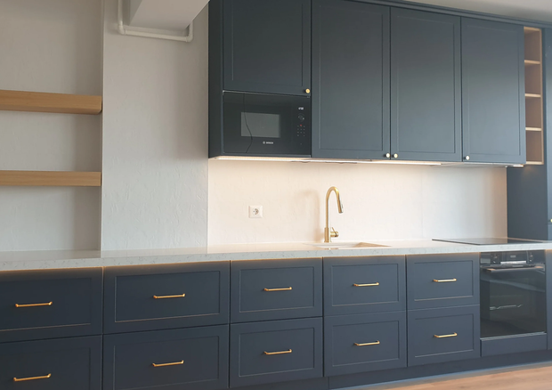 Mobilă de bucătărie NORVINIA cu blat din cuarț compozit și chiuvetă montată sub blat