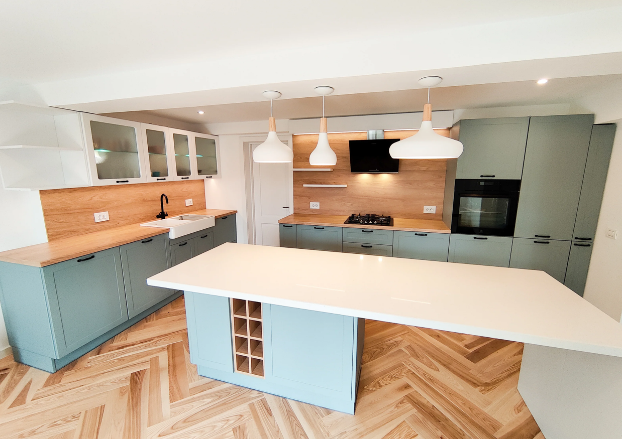 Mobilier de bucătărie NORVINIA din MDF termoformat cu insulă din cuarț compozit