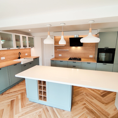 Mobilier de bucătărie NORVINIA din MDF termoformat cu insulă din cuarț compozit