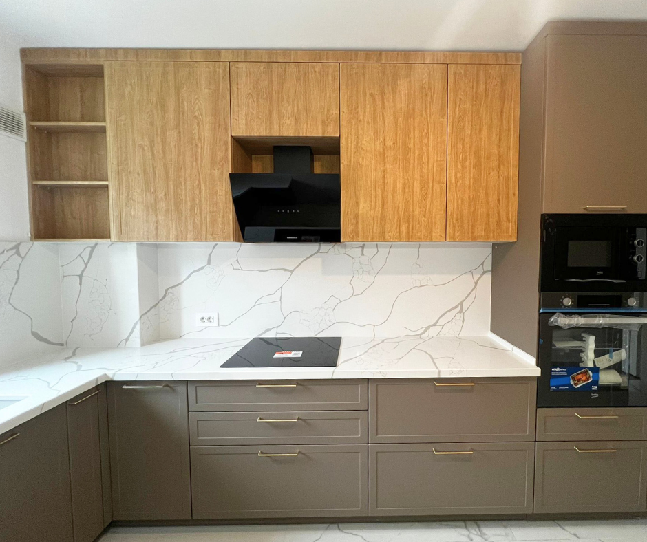 Mobilier bucătărie NORVINIA, cu blat din cuarț compozit și chiuvetă montată sub blat