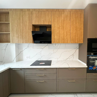 Mobilier bucătărie NORVINIA, cu blat din cuarț compozit și chiuvetă montată sub blat